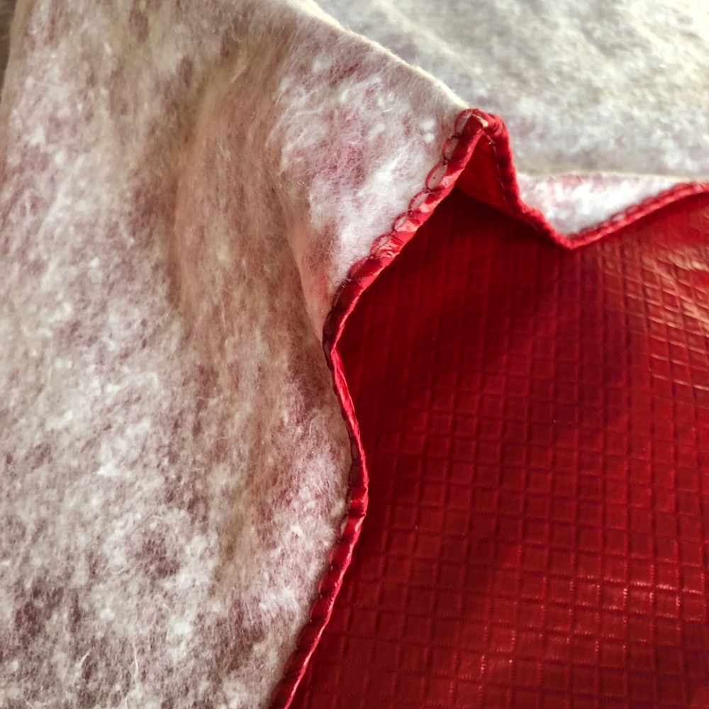 Red vinyl table cover - Picture 2 of 2